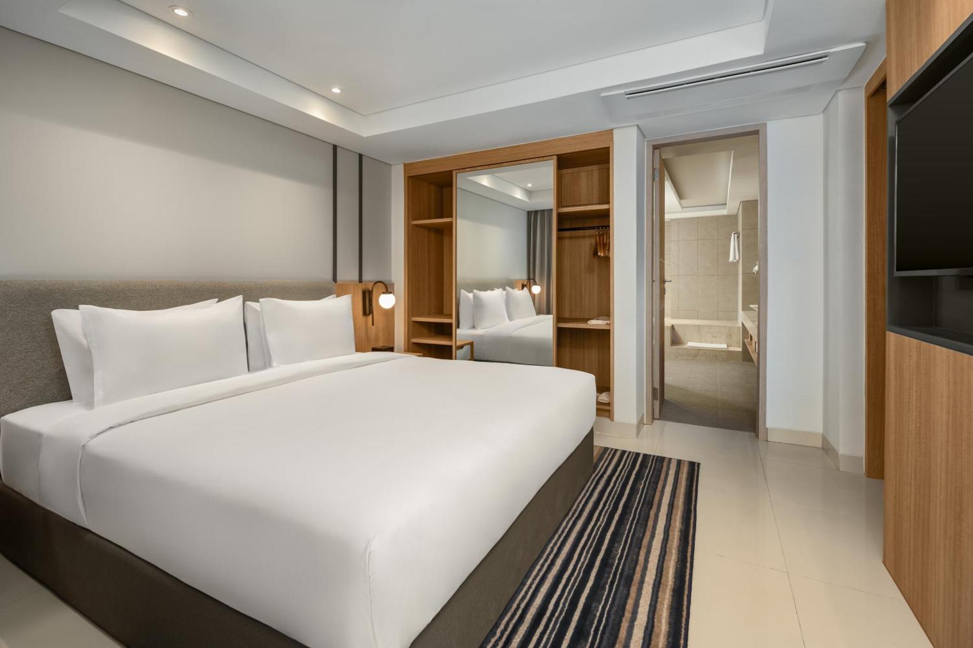 Holiday Inn Express Bali Sunset Road By Ihg Kuta Lombok Exterior foto